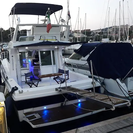 Charter Boat And Breakfast 船上ホテル *